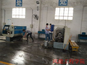 智能制造學院與風能工程學院學生會成員聯合開展實訓工廠志愿清掃活動